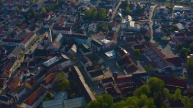 Şehrin ve Almanya 'daki Marktoberdorf Sarayı' nın hava manzarası, güneşli bir bahar gününde Coronavirus 'un kilitlenmesi sırasında Bavyera.