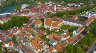 Landsberg am Lech in Almanya 'nın havadan görünüşü, güneşli bir bahar gününde Coronavirus tecridi sırasında Bavyera.