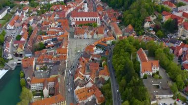 Landsberg am Lech in Almanya 'nın havadan görünüşü, güneşli bir bahar gününde Coronavirus tecridi sırasında Bavyera.