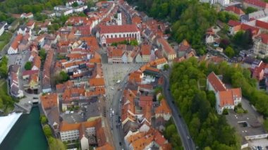 Landsberg am Lech in Almanya 'nın havadan görünüşü, güneşli bir bahar gününde Coronavirus tecridi sırasında Bavyera.