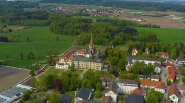 Almanya 'da Eresing yakınlarındaki St. Ottilien Manastırı' nın havadan görünüşü, güneşli bir bahar gününde Coronavirus 'un kilitlenmesi sırasında Bavyera.