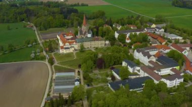 Almanya 'da Eresing yakınlarındaki St. Ottilien Manastırı' nın havadan görünüşü, güneşli bir bahar gününde Coronavirus 'un kilitlenmesi sırasında Bavyera.