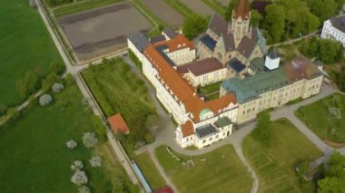 Almanya 'da Eresing yakınlarındaki St. Ottilien Manastırı' nın havadan görünüşü, güneşli bir bahar gününde Coronavirus 'un kilitlenmesi sırasında Bavyera.