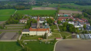 Almanya 'da Eresing yakınlarındaki St. Ottilien Manastırı' nın havadan görünüşü, güneşli bir bahar gününde Coronavirus 'un kilitlenmesi sırasında Bavyera.