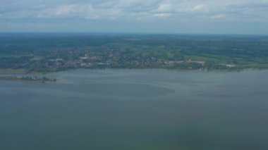 Almanya 'daki Diesen am Ammersee şehrinin ve Bavyera' nın güneşli bir bahar gününde Coronavirus 'un kapatılması sırasındaki hava manzarası.
