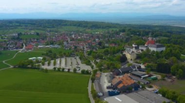 Almanya 'daki şehir ve manastır manzarası, güneşli bir bahar gününde Bavyera' da Coronavirus 'un kapatılması sırasında.