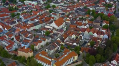 Almanya 'nın Oberbayern kentindeki Weilheim kentinin hava görüntüsü, Bavyera' da Coronavirus tecridi sırasında bulutlu bir bahar günü.