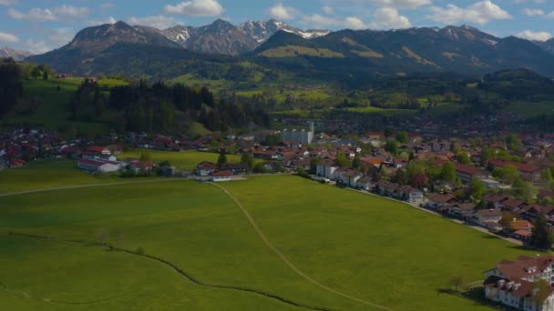德国Sonthofen市的空中景观 巴伐利亚 一个阳光明媚的春日 在科罗纳维勒斯封锁期间 — 图库视频影像
