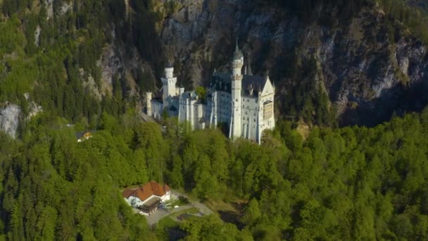Luftaufnahme des Schlosses Neuschwanstein in Bayern während der Coronavirus-Sperrung.