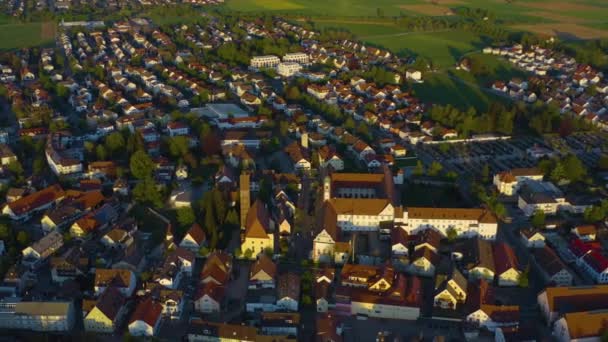 都市と修道院の空中景色バイエルン州ドイツでは コロナウイルスのロックダウン中に晴れた春の午後に悪いWorishofen — ストック動画