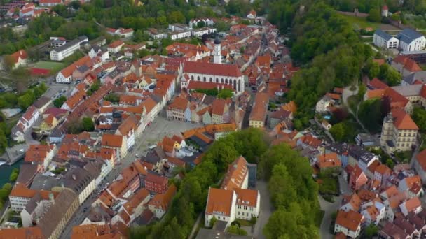 ドイツの都市Landsberg Lechの空中ビュー コロナウイルスのロックダウン中の晴れた春の日にバイエルン州 — ストック動画