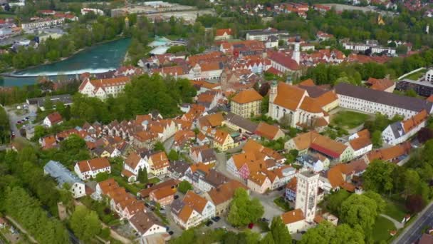 ドイツの都市Landsberg Lechの空中ビュー コロナウイルスのロックダウン中の晴れた春の日にバイエルン州 — ストック動画