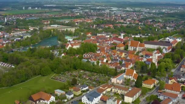 ドイツの都市Landsberg Lechの空中ビュー コロナウイルスのロックダウン中の晴れた春の日にバイエルン州 — ストック動画