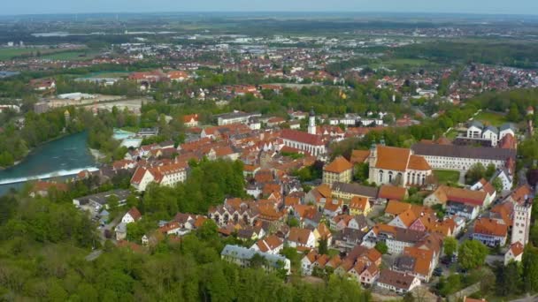 ドイツの都市Landsberg Lechの空中ビュー コロナウイルスのロックダウン中の晴れた春の日にバイエルン州 — ストック動画