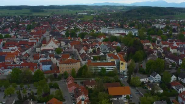 Luftaufnahme der Stadt Weilheim in Oberbayern an einem bewölkten Frühlingstag während der Coronavirus-Sperrung.