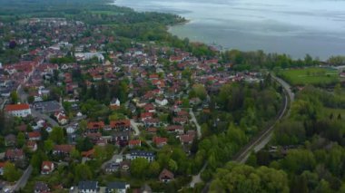Şehrin ve manastırın havadan görünüşü Almanya 'da Ammersee' de Dieen am Ammersee, Bavyera 'da güneşli bir bahar günü Coronavirus tecridi sırasında.