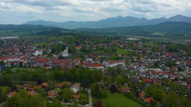 Almanya 'daki Murnau am Staffelsee şehrinin güneşli bir bahar gününde Coronavirus tecridi sırasında hava manzarası.