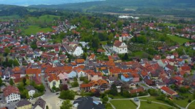 Almanya 'daki Murnau am Staffelsee şehrinin güneşli bir bahar gününde Coronavirus tecridi sırasında hava manzarası.