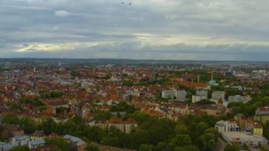Almanya 'da Augsburg şehrinin havadan görünüşü, Bavyera güneşli bir bahar gününde koronavirüs kilitlenmesi sırasında.