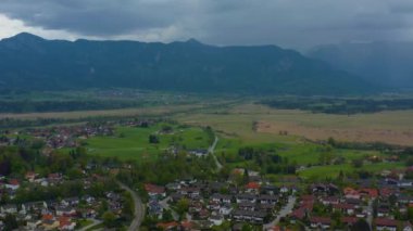 Almanya 'daki Murnau am Staffelsee şehrinin güneşli bir bahar gününde Coronavirus tecridi sırasında hava manzarası.