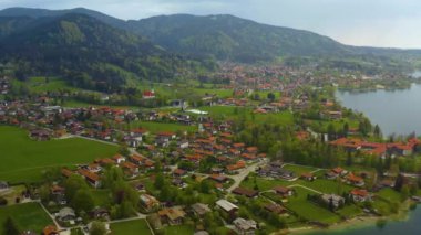 Almanya 'daki Bad Wiessee, Bavyera' nın hava manzarası Coronavirus tecriti sırasında yağmurlu bir bahar günü.