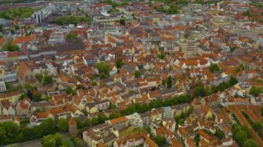 Almanya 'da Augsburg şehrinin havadan görünüşü, Bavyera güneşli bir bahar gününde koronavirüs kilitlenmesi sırasında.