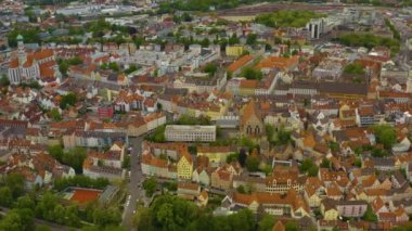 Almanya 'da Augsburg şehrinin havadan görünüşü, Bavyera güneşli bir bahar gününde koronavirüs kilitlenmesi sırasında.