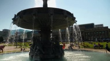 Stuttgart Schlossplatz, Almanya 'da yazın güneşli bir günde
