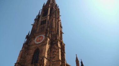 Yazın güneşli bir günde Almanya 'nın Freiburg im Breisgau şehrinde.