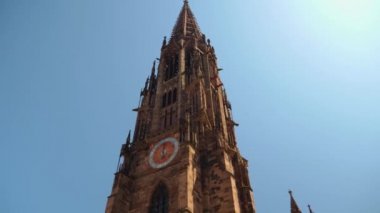 Yazın güneşli bir günde Almanya 'nın Freiburg im Breisgau şehrinde.