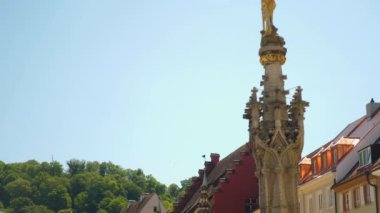 Yazın güneşli bir günde Almanya 'nın Freiburg im Breisgau şehrinde.