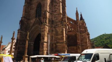 Yazın güneşli bir günde Almanya 'nın Freiburg im Breisgau şehrinde.