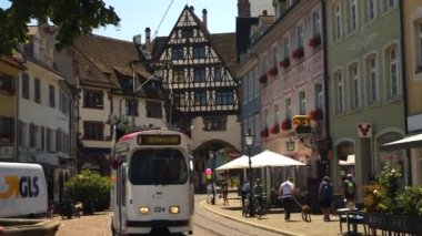 Yazın güneşli bir günde Almanya 'nın Freiburg im Breisgau şehrinde.