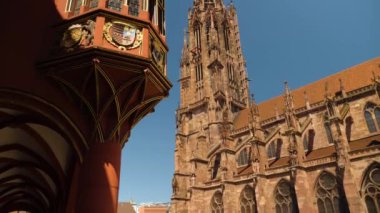 Yazın güneşli bir günde Almanya 'nın Freiburg im Breisgau şehrinde.