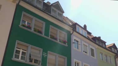 Yazın güneşli bir günde Almanya 'nın Freiburg im Breisgau şehrinde.