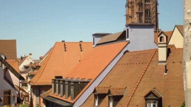 Yazın güneşli bir günde Almanya 'nın Freiburg im Breisgau şehrinde.