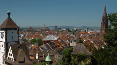 Yazın güneşli bir günde Almanya 'nın Freiburg im Breisgau şehrinde.