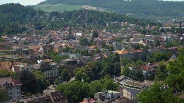 Yazın güneşli bir günde Almanya 'nın Freiburg im Breisgau şehrinde.