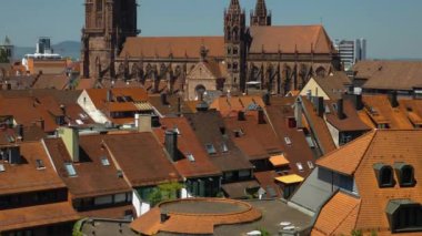 Yazın güneşli bir günde Almanya 'nın Freiburg im Breisgau şehrinde.