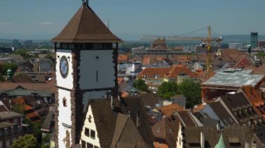 Yazın güneşli bir günde Almanya 'nın Freiburg im Breisgau şehrinde.