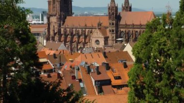 Yazın güneşli bir günde Almanya 'nın Freiburg im Breisgau şehrinde.