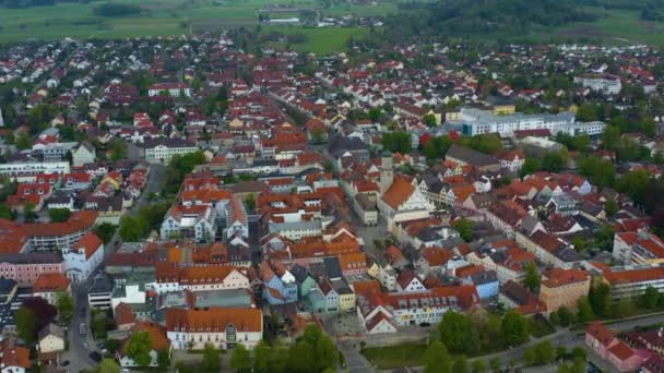 Luftaufnahme der Stadt Weilheim in Oberbayern an einem bewölkten Frühlingstag während der Coronavirus-Sperrung.