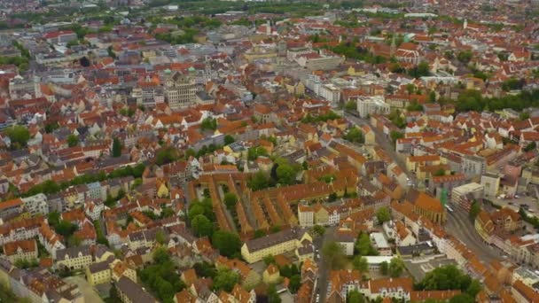 ドイツの都市アウクスブルクの空中ビュー コロナウイルスのロックダウン中の晴れた春の日にバイエルン州 — ストック動画