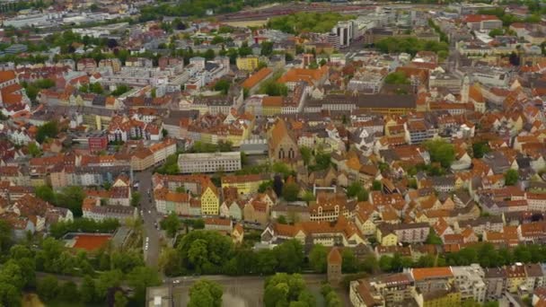 ドイツの都市アウクスブルクの空中ビュー コロナウイルスのロックダウン中の晴れた春の日にバイエルン州 — ストック動画