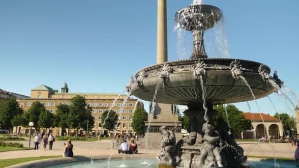 夏の晴れた日にドイツのダウンタウンシュトゥットガルトSchlosplatz — ストック動画