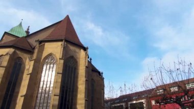Almanya 'da Heilbronn Noel Pazarı Noel' den önce Aralık ayında güneşli bir öğleden sonra. 