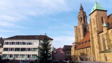 Almanya 'da Heilbronn Noel Pazarı Noel' den önce Aralık ayında güneşli bir öğleden sonra. 