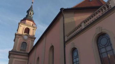 Aralık ayında güneşli bir öğleden sonra Noel 'den önce Almanya' da Ludwigsburg Noel Pazarı. 