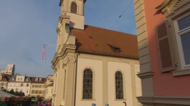 Aralık ayında güneşli bir öğleden sonra Noel 'den önce Almanya' da Ludwigsburg Noel Pazarı. 