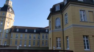 Aralık ayının güneşli bir gününde Noel 'den önce Karlsruhe Sarayı.